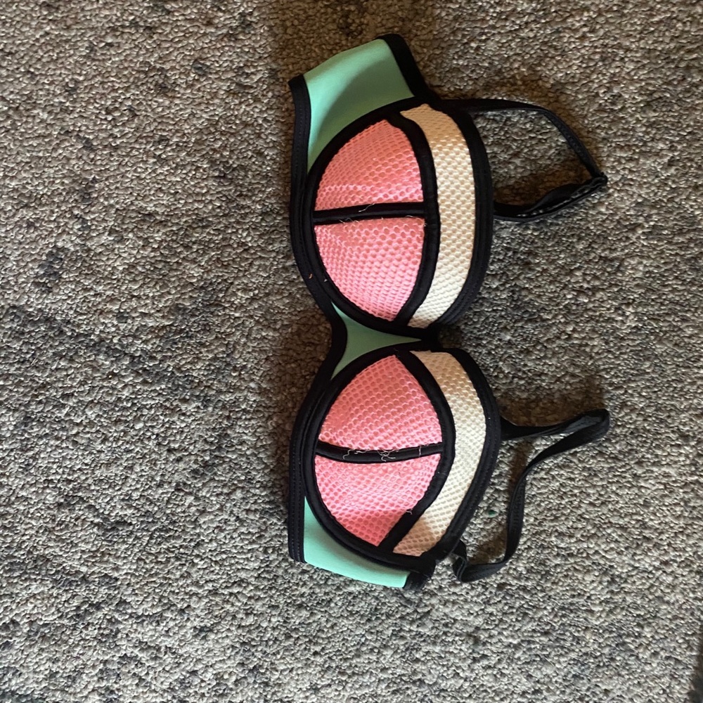 Triangl bikini top.